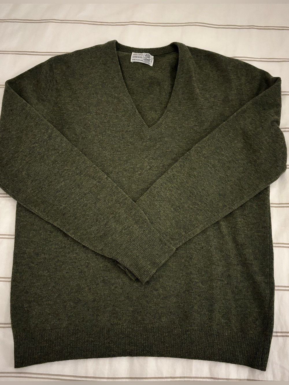 Vintage green lambswool v-neck sweater 
Fits XS/S
